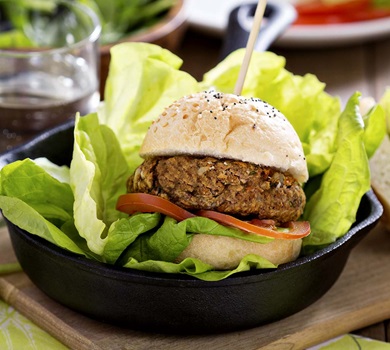 Lean_Beef_Burger_with_Sweet_Potato_Fries_1026x921